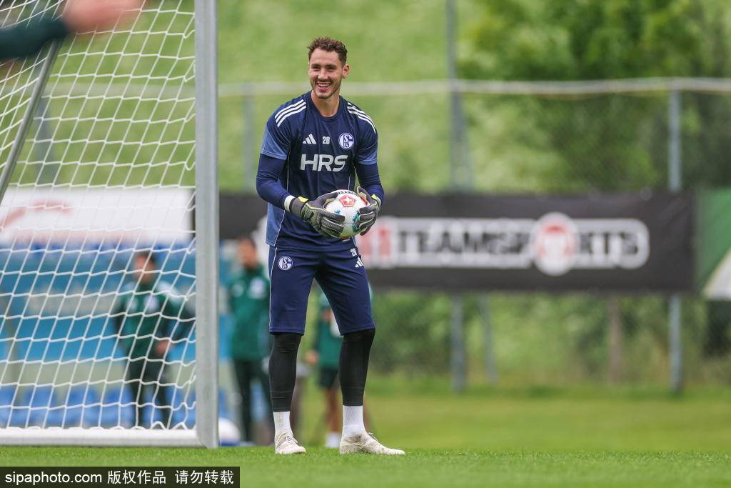 德甲球队沙尔克04备战新赛季
        
    德甲球队沙尔克04备战新赛季